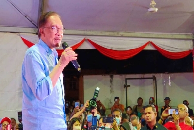 Anwar ketika berucap dalam Jelajah Mega Harapan Perak di Pasar Tambun pada Ahad.