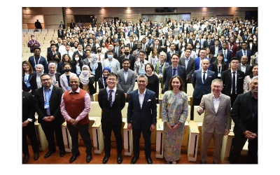 Tengku Zafrul bergambar bersama peserta yang hadir pada Forum Ekonomi Belia 2022 di Auditorium Sasana Kijang, Bank Negara Malaysia (BNM), di sini pada Sabtu.