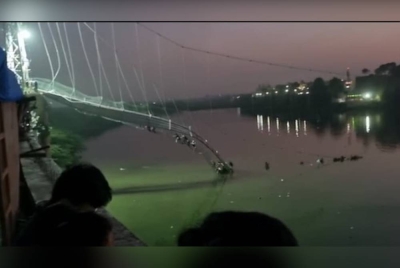 Jambatan pejalan kaki sepanjang 232 meter di sungai Machchhu bandar Morbi, Gujarat ini runtuh secara tiba-tiba. - Foto India Today