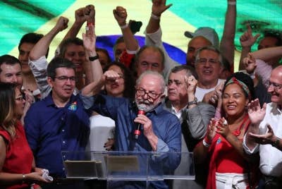Lula da Silva (tengah) berucap selepas menang pilihan raya presiden di Sao Paulo, Brazil pada Ahad. - Foto EPA