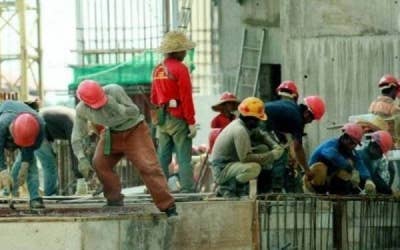 Industri intensif buruh seperti sektor pembuatan, pelancongan, pembinaan dan peruncitan, termasuk sektor elektronik dan pertanian terjejas dengan isu kekurangan tenaga kerja. - Gambar hiasan