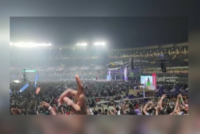 Stadium of Martyrs penuh sesak dengan pengunjung hingga melebihi kapasiti 80,000 orang. - Foto Kuluna Music