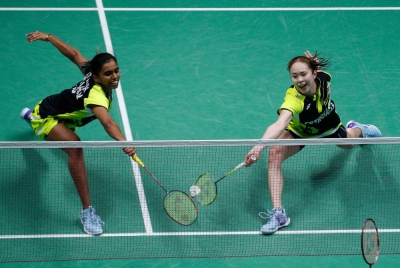 Aksi Pearly-Thinaah pada final beregu wanita di Terbuka Perancis pada malam Ahad. - Foto EPA