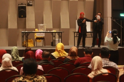 Sesi Taklimat Pilihan Raya Petugas Media Menghadapi PRU15 Peringkat Selangor disampaikan oleh Timbalan Pengarah Akademi Pilihan Raya (APR), Norlinah Jamal.