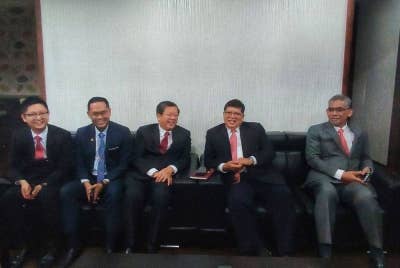 Johari (dua dari kanan) dipilih sebagai Ketua Pembangkang DUN Kedah baharu.