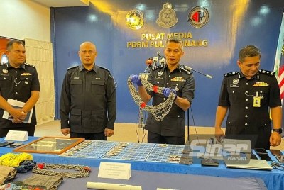 Mohd Shuhaily (dua dari kanan) menunjukkan rantai yang dipercayai digunakan untuk merantai mangsa.