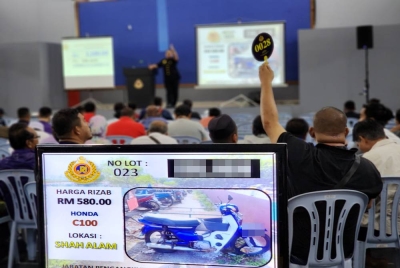 Salah seorang pembida membida bagi sebuah motosikal jenis Honda EX5.