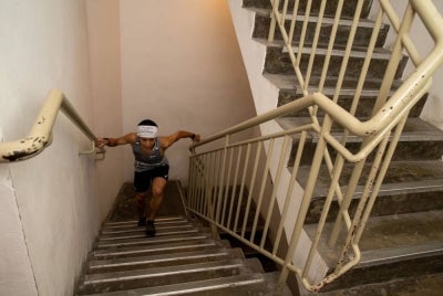 Aksi Wai Ching ketika menaiki tangga Menara Bitexco Financial di Ho Chi Minh. - Foto Facebook Soh Wai Ching