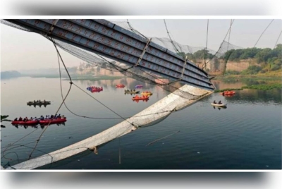 Jambatan pejalan kaki sepanjang 232 meter yang menjadi tarikan pelancong itu dibuka semula pada 26 Oktober selepas tujuh bulan kerja-kerja pengubahsuaian dijalankan. - Foto AFP