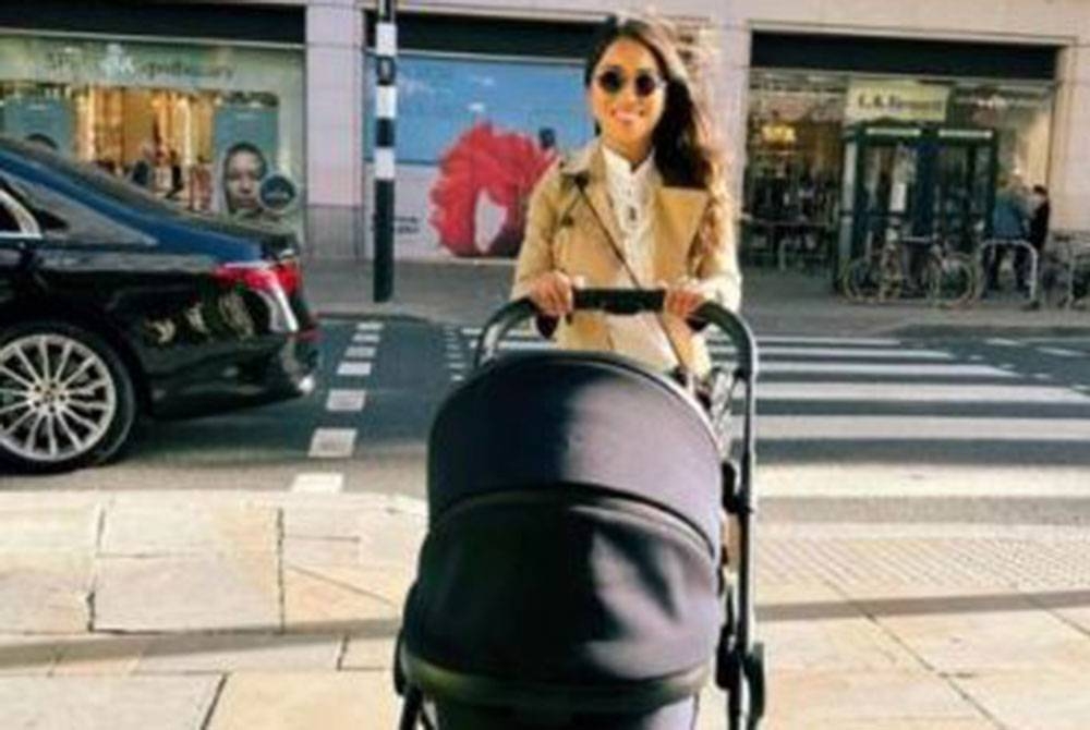 Dr Amalina Che Bakri memuat naik hantaran menunjukkan beliau berjalan-jalan membawa anak sulungnya selepas empat hari dilahirkan.