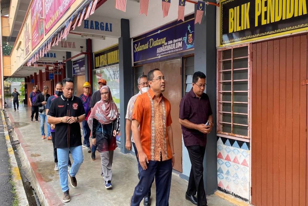 Azli (dua dari kanan) ketika mewakili Pusat Khidmat Parlimen Shah Alam membuat lawatan dan merasmikan Majlis Gotong-royong Sekolah Kebangsaan Seksyen 24 serta menyerahkan cek projek kecil peruntukan Ahli Parlimen Shah Alam.