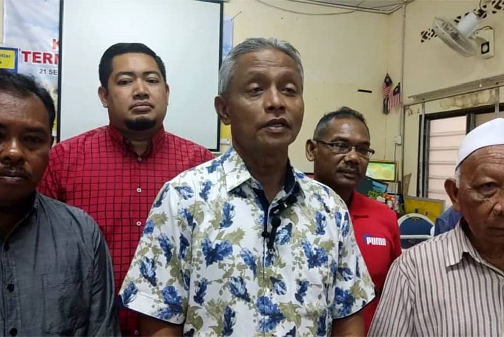 Othman (tengah) ketika sidang akhbar selepas menghadiri perjumpaan bersama ahli PDM Kampung Pering, Jerlun pada Selasa.