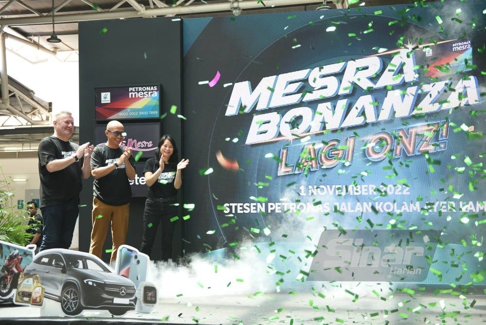 Dari kiri: Ian Malcom Cruddas, Norazlan Subaha dan Cheok Yen Kwan ketika memyempurnakan gimik pelancaran 'Mesra Bonanza Lagi Onz' di Petronas Jalan Kolam Air Lama, Ampang di sini pada Selasa. - Foto Sinar Harian RAFEQ REDZUAN