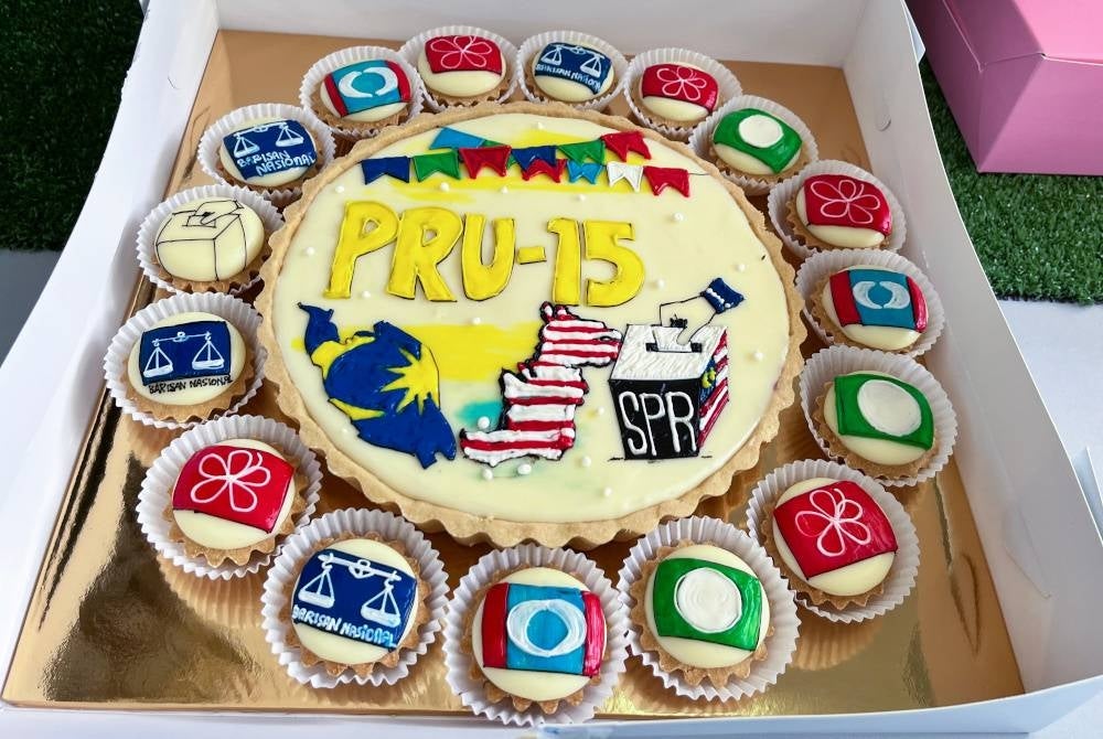 Kuih tart keju dekorasi pelbagai bendera parti politik yang menjadi pilihan pelanggan. - Foto Bernama