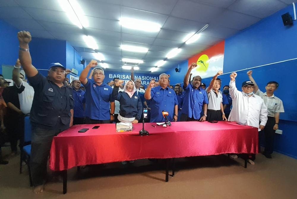 Nasaruddin (tengah) pada sidang akhbar bersama ketua parti komponen, kesemua 26 ketua pusat daerah mengundi (PDM) juga 45 Ketua Cawangan UMNO Bahagian Tenggara di Pejabat UMNO Bahagian Tenggara.