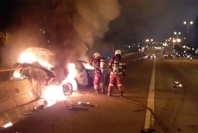 Anggota bomba sedang memadam kebakaran kereta berkenaan. Foto: Jabatan Bomba dan Penyelamat Selangor.
