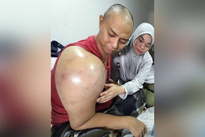 Nurul Effa Syamira membantu menguruskan suaminya yang memerlukan penjagaan rapi.