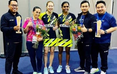 Pearly (tiga dari kiri) dan Thinaah (tiga dari kanan) bersama pegawai ISN. Foto FB ISN.