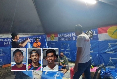 Ahli Pemuda UMNO Bahagian Arau sibuk memasang bendera di Kampung Chermai, Guar Sanji. (Gambar kecil: Mohd Soufi, Mohd Hafiz, dan Syamil Syazwan).