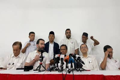 Mohd Shafie (tengah) ketika sidang akhbar Majlis Memperkenalkan Calon-calon Warisan bagi kerusi Parlimen Semenanjung dalam PRU15 di Ampang pada Selasa.