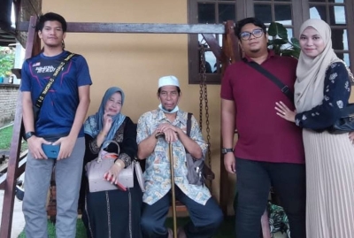 Muhammad Hafiz (kiri) bersama arwah bapanya, Mokhtar (tengah) ketika tiba di sebuah rumah inap di Ajil, Hulu Terengganu pada hari pertama sampai di Terengganu, Ahad lalu. 