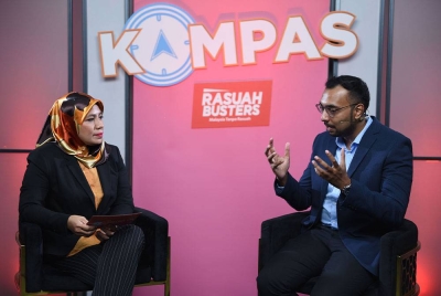 Tharma Pillai (kanan) dalam rancangan Kompas Rasuah Busters Edisi Khas PRU15 bertajuk Apa Anak Muda Mahu.