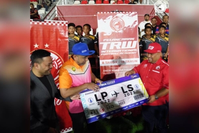 Norizam (kanan) dan Stuart (kiri) secara simbolik menunjukkan tiket Kelantan FC naik pangkat dari Liga Premier ke Liga Super musim depan. - Foto FB TRW Kelantan FC