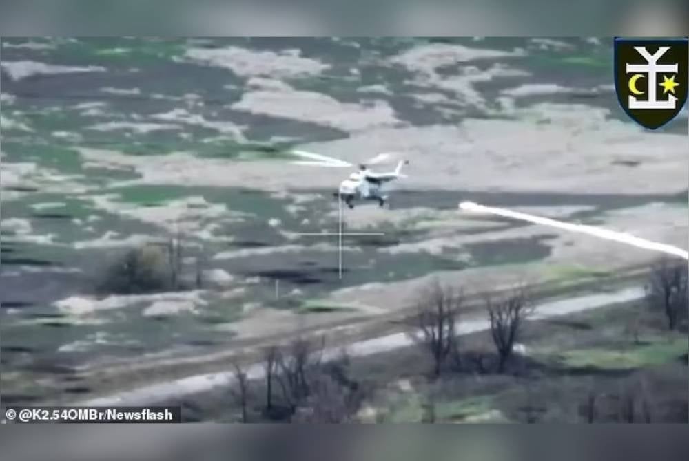 Gambar menunjukkan sebuah helikopter tentera Rusia dibelil peluru berpandu tentera Ukraine di Donetsk baru-baru ini. - Foto K2.540MBr/Newsflash