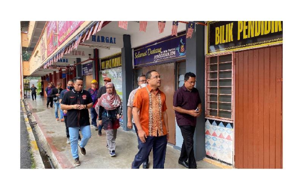 Azli mewakili Pusat Khidmat Parlimen Shah Alam membuat lawatan dan merasmikan Majlis Gotong Royong Sekolah Kebangsaan Seksyen 24 serta menyerahkan cek projek kecil peruntukan Ahli Parlimen Shah Alam.