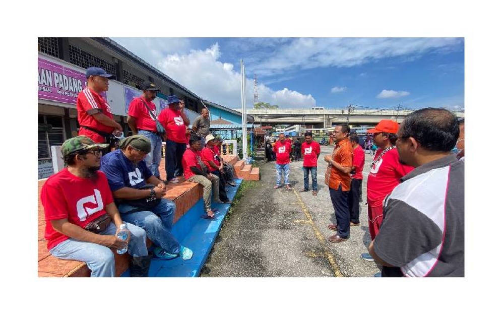 Azli bersama pasukan petugas bencana banjir Padang Jawa.
