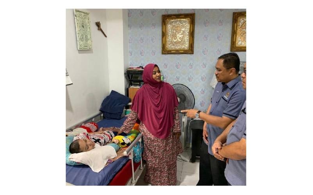 Calon Amanah bagi Parlimen Shah Alam, Azli Yusof melakukan 'Ziarah Peduli' sedamg menyantuni anak istimewa di Seksyen 23, Shah Alam.