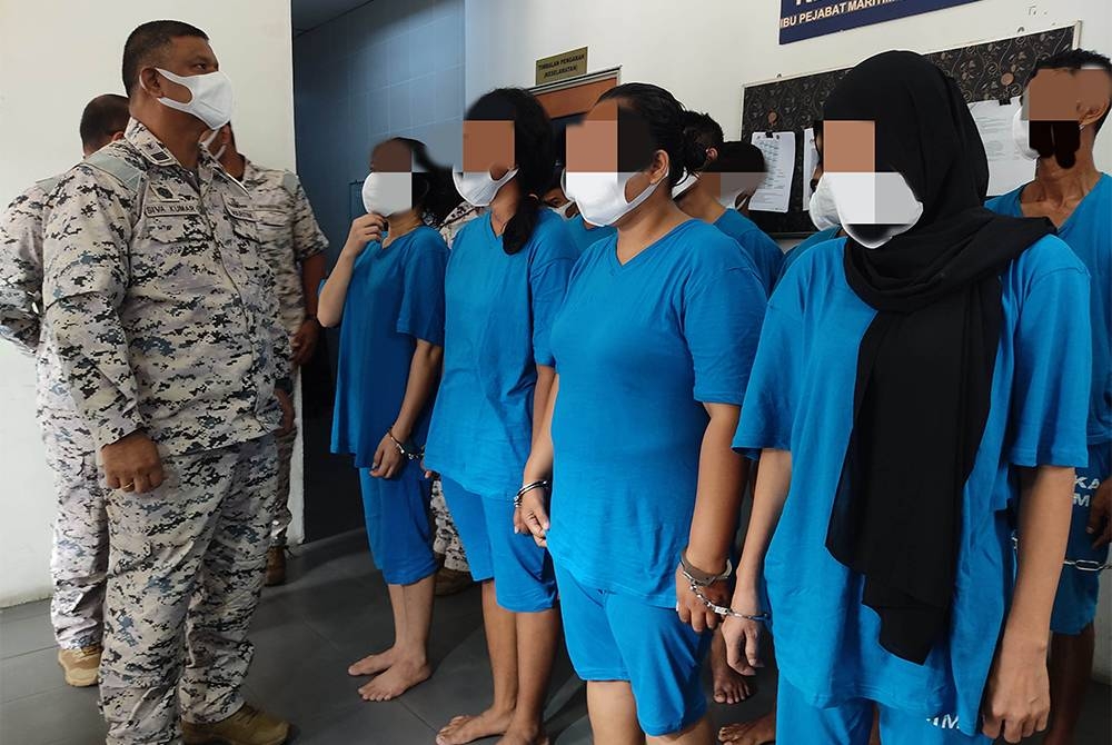 Siva Kumar memeriksa PATI yang ditahan di perairan Tanjung Layang, Selangor pada Isnin.