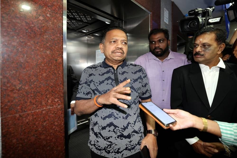 Vigneswaran (kiri) ditemui pemberita ketika hadir pada mesyuarat tergempar parti itu di Ibu Pejabat MIC, pada Rabu. - Foto Bernama