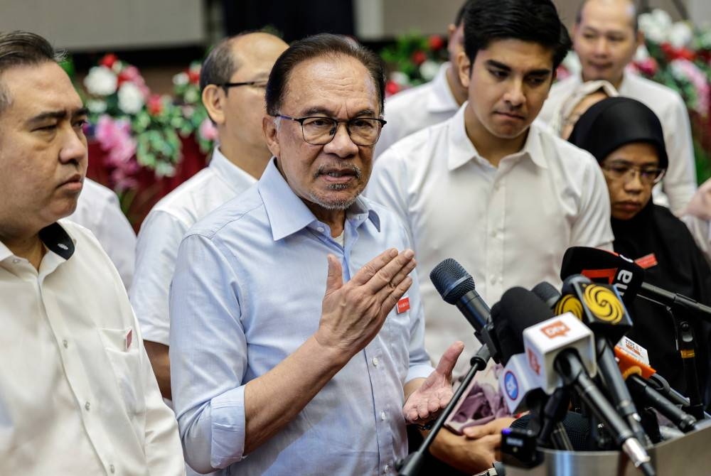 Anwar (dua dari kiri) ketika sidang media selepas Majlis Pelancaran Tawaran Harapan Kita Boleh! di Bandar Baru Klang hari ini. Turut sama Setiausaha Agung DAP, Anthony Loke (kiri) dan Presiden Parti Ikatan Demokratik Malaysia (Muda) Syed Saddiq Syed Abdul Rahman (tiga dari kiri). - Foto Bernama