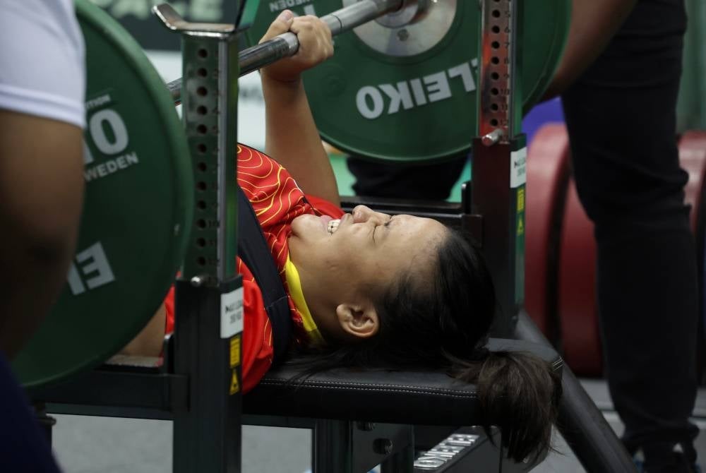Aksi Nuraisyah dalam acara powerlifting bagi kategori wanita tidak melebihi 55kg. - Foto Bernama