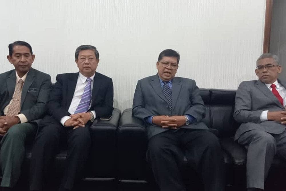 Johari (dua dari kanan) pada sidang akhbar selepas Persidangan DUN Kedah di Wisma Darul Aman, Alor Setar pada Rabu.