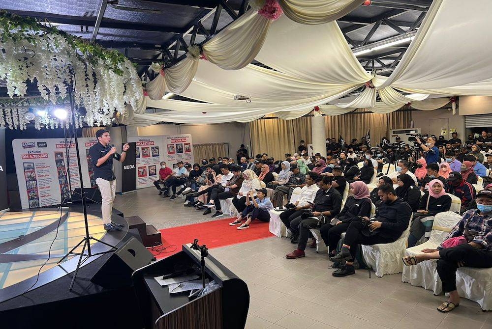 Syed Saddiq ketika berucap dalam majlis pengumuman calon Muda di Muar malam ini.