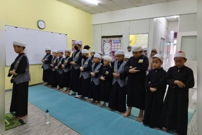 Solat duha menjadi rutin setiap pagi di SRII Tahfiz Khalifah sebelum memulakan sesi pembelajaran.