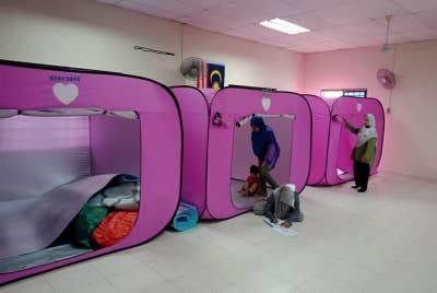 PPS Balairaya Kampung Batu Badak yang dibuka pada jam 8 pagi bagi menempatkan penduduk terjejas banjir.