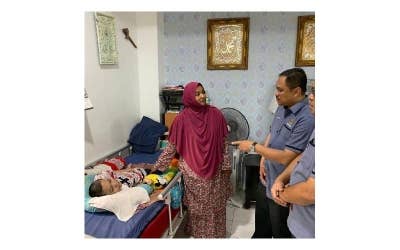 Calon Amanah bagi Parlimen Shah Alam, Azli Yusof melakukan 'Ziarah Peduli' sedamg menyantuni anak istimewa di Seksyen 23, Shah Alam.