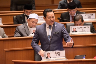 Mohd Firdaus ketika menjawab soalan Abd Nasir Idris (Bayu-Pas) berhubung status Terowong Komunis di Weng, Baling.