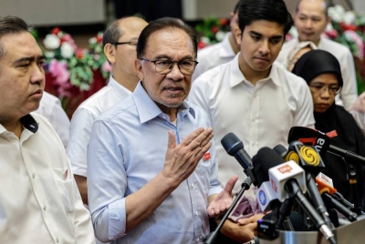 Anwar (dua dari kiri) ketika sidang media selepas Majlis Pelancaran Tawaran Harapan Kita Boleh! di Bandar Baru Klang hari ini. Turut sama Setiausaha Agung DAP, Anthony Loke (kiri) dan Presiden Parti Ikatan Demokratik Malaysia (Muda) Syed Saddiq Syed Abdul Rahman (tiga dari kiri). - Foto Bernama