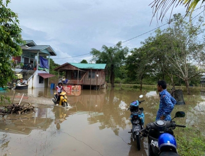 Anggota Angkatan Pertahanan Awam Malaysia (APM) melakukan pemantauan di kawasan terjejas akibat banjir di Kampung Seberang Badak, Segamat pada Rabu