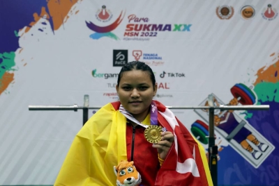 Nuraisyah meraih pingat emas dalam acara powerlifting Para Sukma di Pusat Kecemerlangan Paralimpik Kampung Pandan pada Rabu. - Foto Bernama