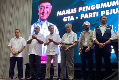 Dr Mahathir (tiga dari kanan) pada Majlis Pengumuman Calon PRU15 GTA-Pejuang di Pusat Konvensyen Bangi pada Rabu.