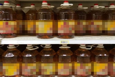 Harga minyak masak botol 5kg turun kepada RM30.90 berkuat kuasa Selasa depan. - Foto Bernama
