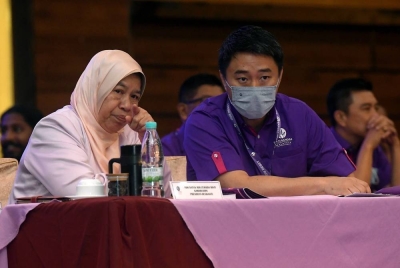 PBM menjelaskan bahawa pengumuman calon dalam masa terdekat dibuat selepas konflik dalaman antara Larry (kanan) dan Zuraida berjaya diselesaikan.