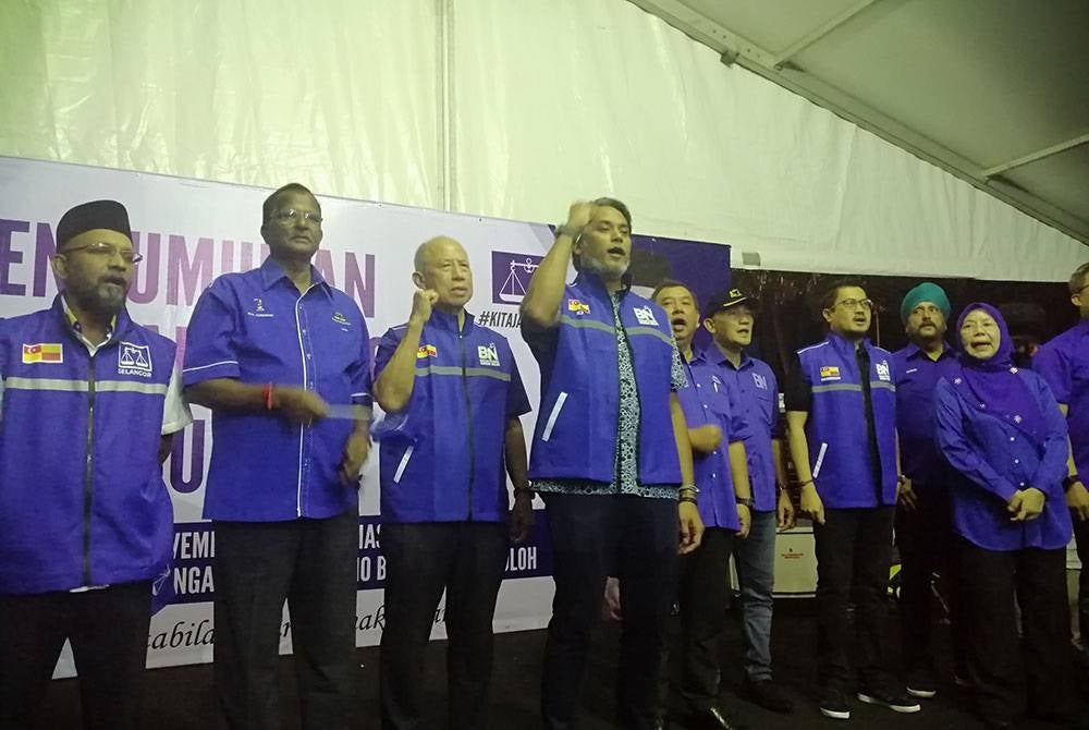 Khairy Jamaluddin (empat dari kiri) Majlis bersama KJ di pekarangan UMNO Sungai Buloh pada Rabu.