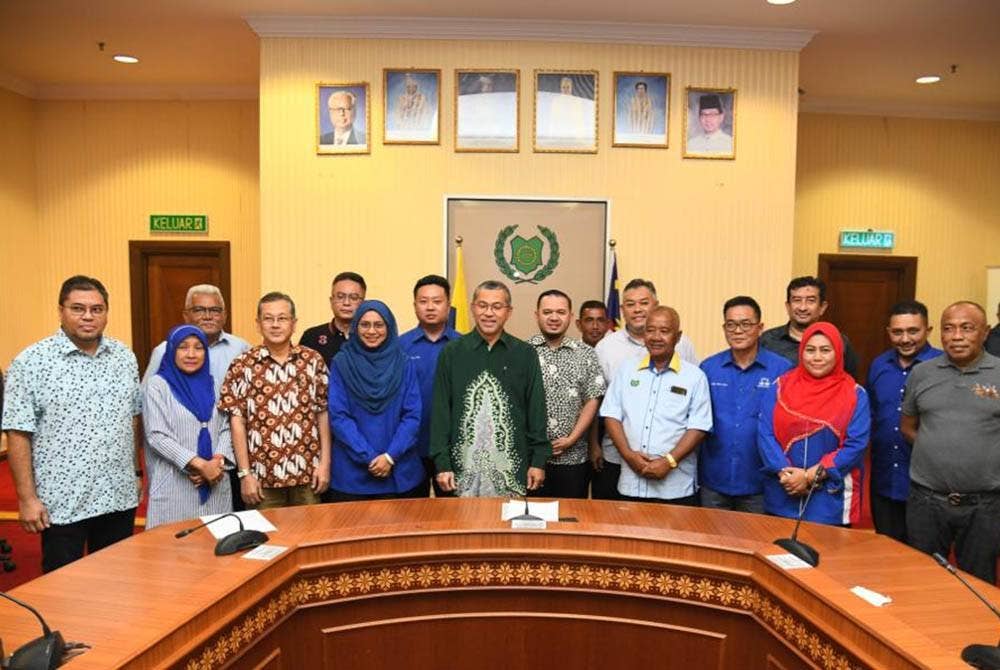 Azlan Man (tiga dari kanan) bersama calon baharu dan penyandang selepas Majlis Penyerahan Watikah Calon BN Perlis pada malam Rabu.
