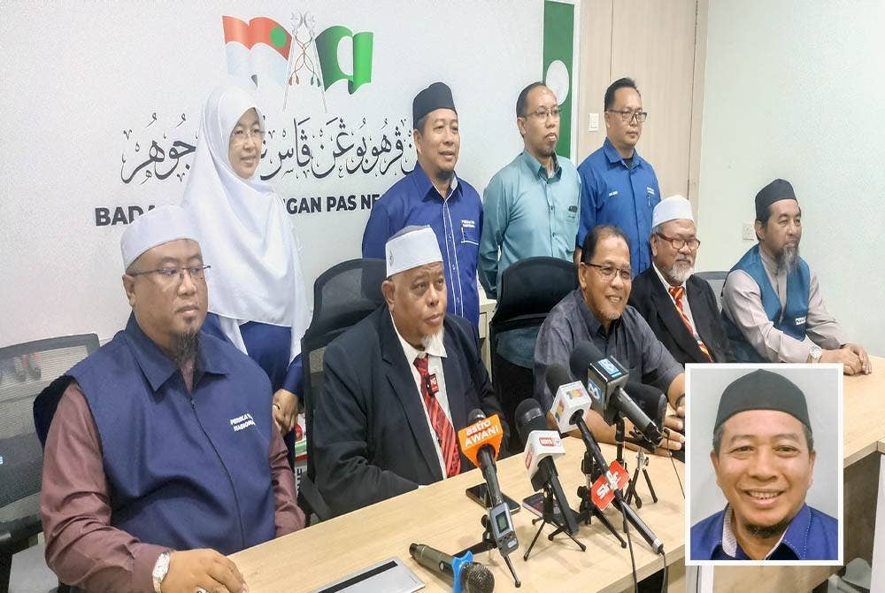Abdullah ( tengah) pada sidang akhbar pengenalan calon Pas Johor di Ibu Pejabat Pas negeri pada Rabu. Gambar dalam : Mohd Nazari